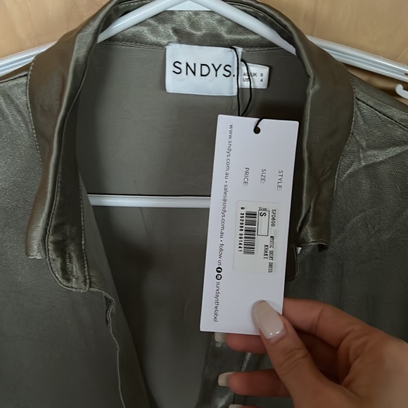 SNDYS Olive Satin Button-Up Blouse Long Sleeve NWT Size [Small/Medium/AU8] - Picture 3 of 3